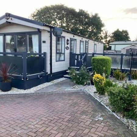 2 Bed, 2 Bath Lodge Style Caravan With Hot Tub & Private Garden At Patrington Haven Leisure Park Exterior foto