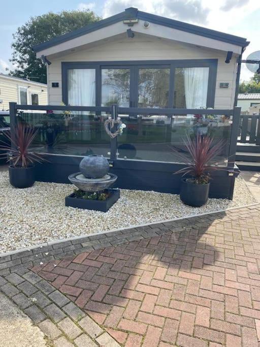 2 Bed, 2 Bath Lodge Style Caravan With Hot Tub & Private Garden At Patrington Haven Leisure Park Exterior foto
