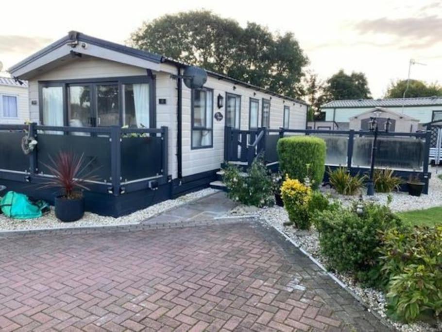 2 Bed, 2 Bath Lodge Style Caravan With Hot Tub & Private Garden At Patrington Haven Leisure Park Exterior foto